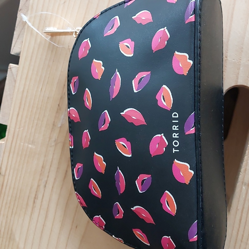 Torrid Lips Pink &  Red Makeup Bag NWT - Picture 9 of 11